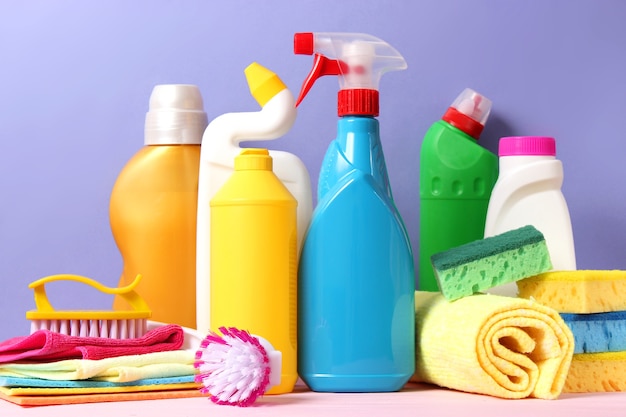 Middelen voor reiniging en desinfectie close-up op een gekleurde achtergrond