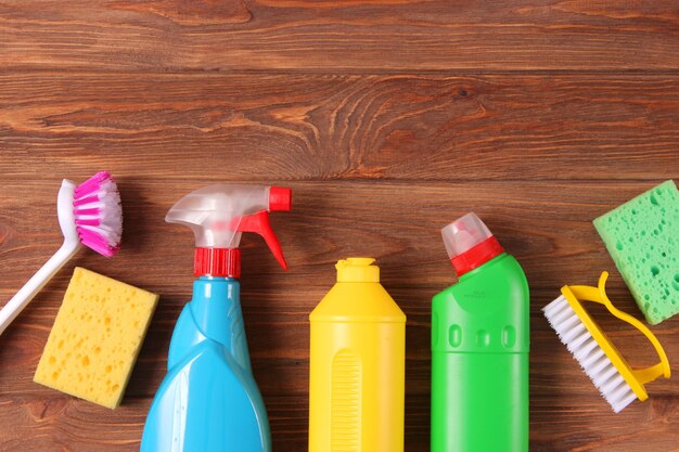 Middelen voor reiniging en desinfectie close-up op een gekleurde achtergrond
