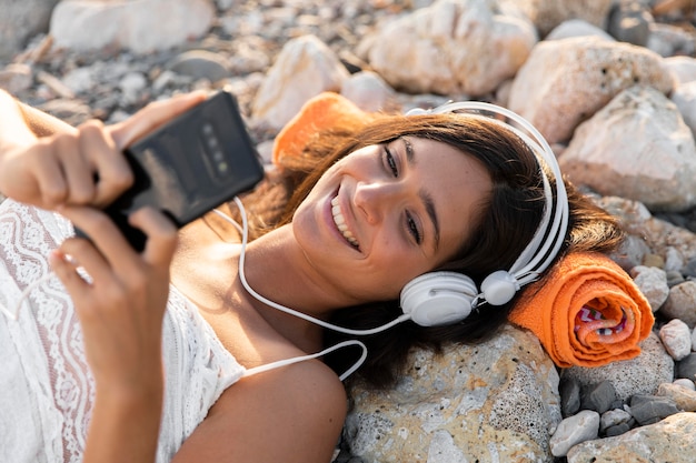 Foto middelgroot geschoten meisje dat aan muziek luistert