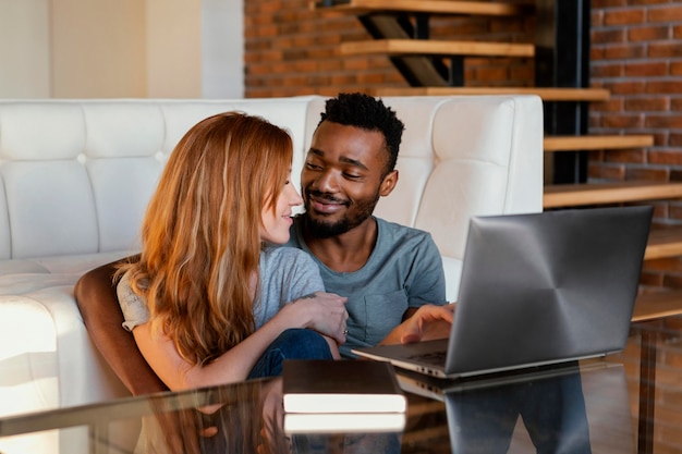 Middelgroot geschoten stel met laptop