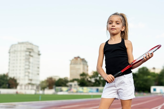 Middelgroot schot van meisje met rood tennisracket