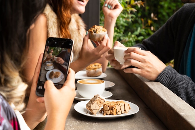 Middelgroot schot van vrienden bij koffiewinkel