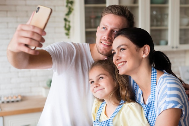 Foto middelgrote familie nemen selfie in de keuken