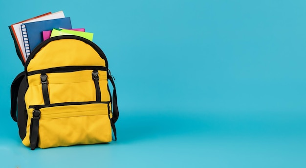 middelgrote gele schooltas met boeken