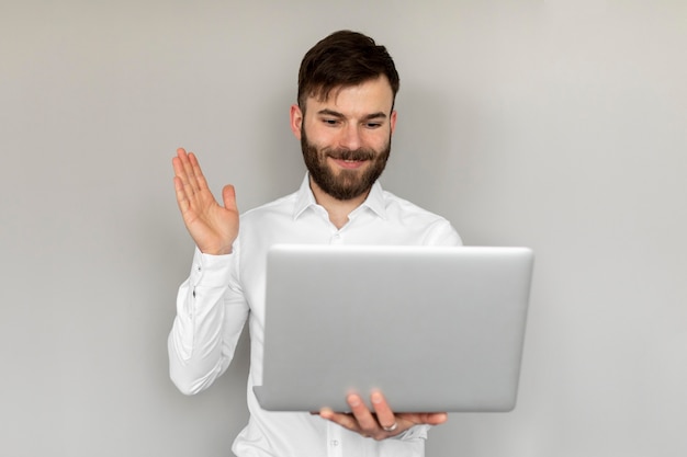 Middelgrote geschoten man met laptop