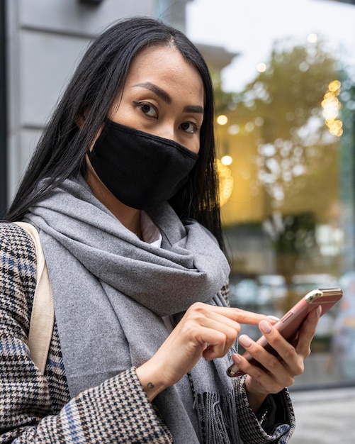 Middelgrote geschoten vrouw die masker draagt