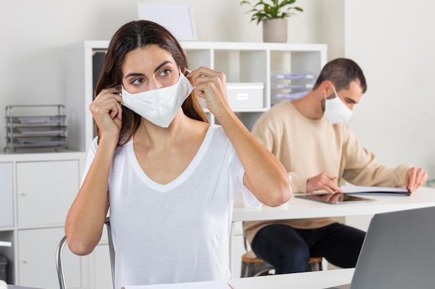 Foto middelgrote geschoten vrouw die masker opzet