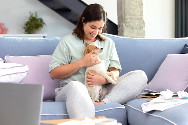 Foto middelgrote geschoten vrouw met hond