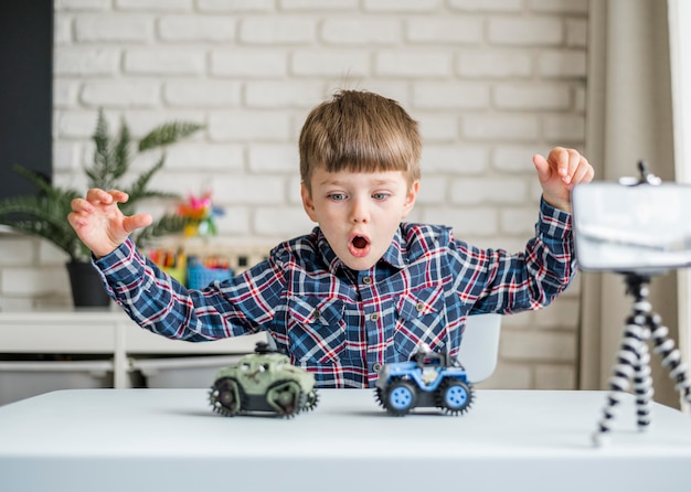 Foto middelgrote jongen met auto's