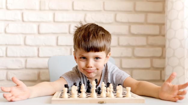 Middelgrote jongen met schaakspel