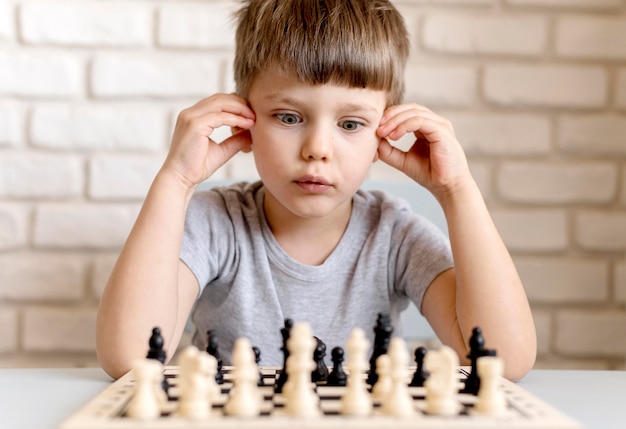Middelgrote jongen schaken
