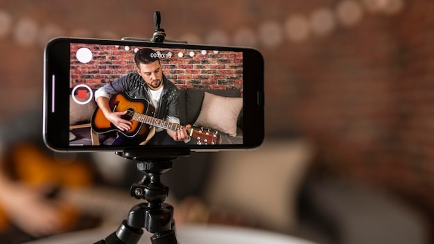 Foto middelgrote man die gitaar speelt