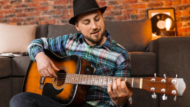 Foto middelgrote man die gitaar speelt