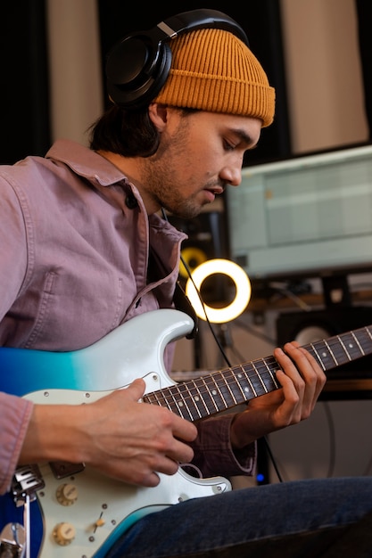 Foto middelgrote man die gitaar speelt