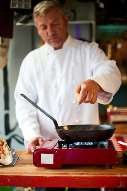 Middelgrote man met ijs in de keuken