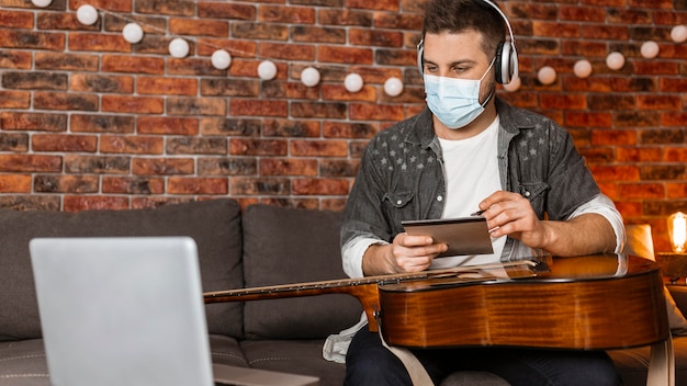 Foto middelgrote man met masker