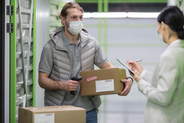 Foto middelgrote mensen die gezichtsmaskers dragen