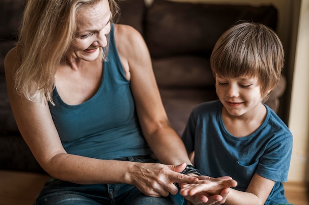 Foto middelgrote vrouw die de handpalm van het kind leest