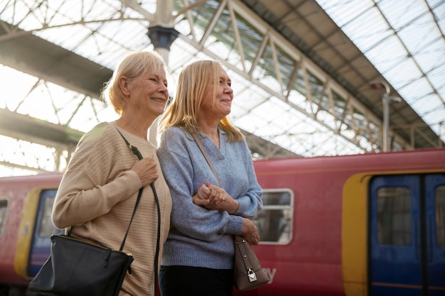 Middelgrote vrouwen die samen lopen