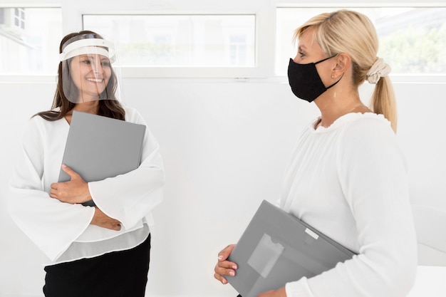 Middelgrote vrouwen met masker en gezichtsscherm