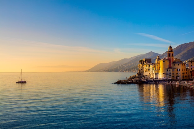 Middellandse Zee bij zonsopgang kleine oude stad en jacht Europa Italië Camogli