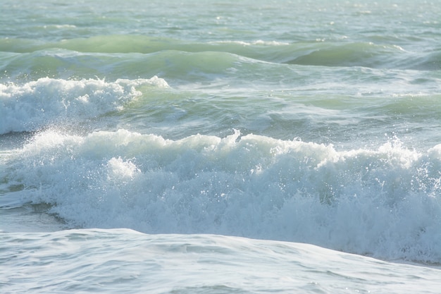 Middellandse Zee golven die achtergrond, groen water breken