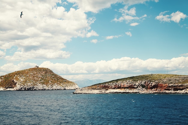 Middellandse Zee. Helder donkerblauw water. Het landschap van Griekenland.