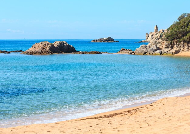 Middellandse Zee rotsachtige kust zomer uitzicht met zandstrand (Costa Brava, Catalonië, Spanje.