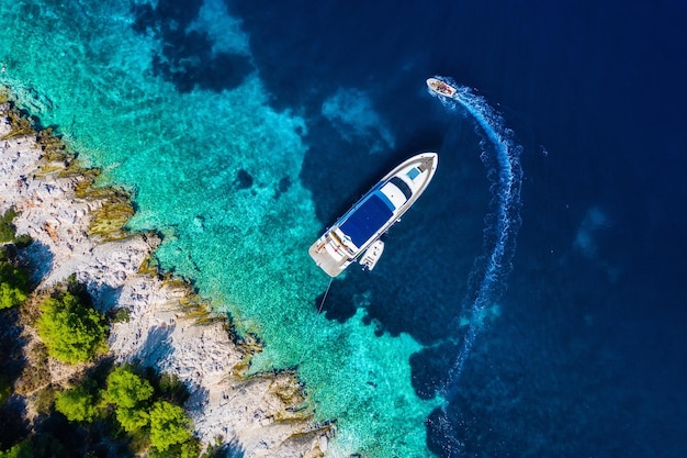 Middellandse Zee Uitzicht op jachthaven vanaf drone Luchtfoto van drijvende boot op blauwe zee op zonnige dag Reizen en vakantie afbeelding Blauwe zee achtergrond Luxe levensstijl