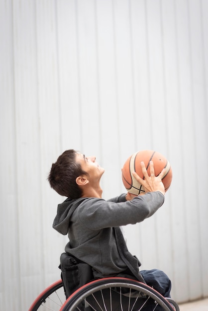 Middellange geschoten gehandicapte man die basketbal speelt