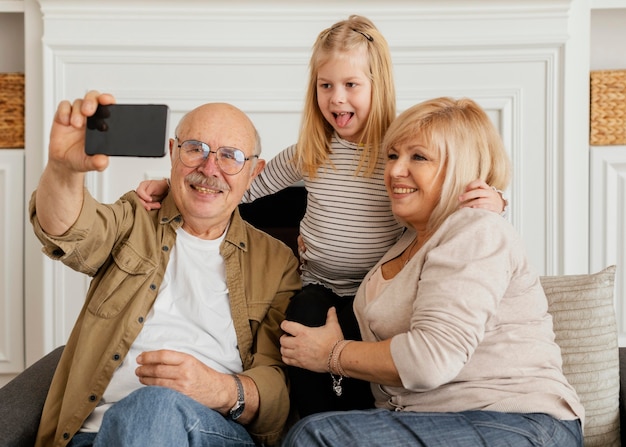 Middellange geschoten gelukkige familie die selfie neemt