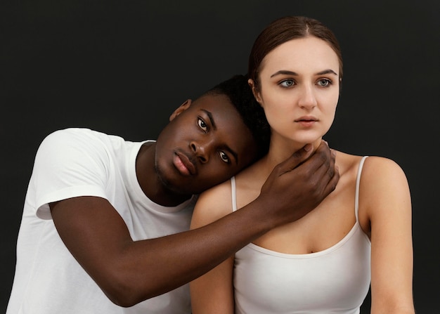 Foto middellange geschoten interraciale mensen poseren