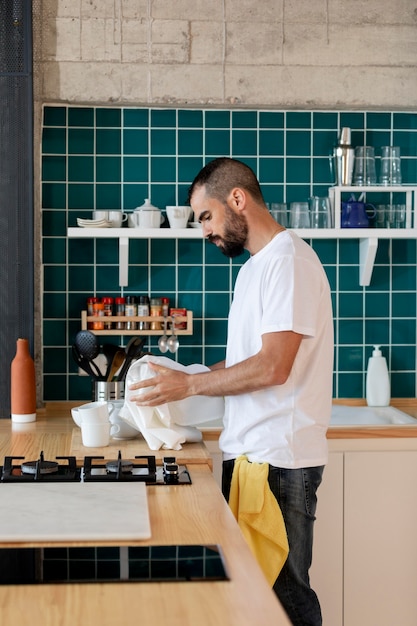 Foto middellange geschoten man afwassen