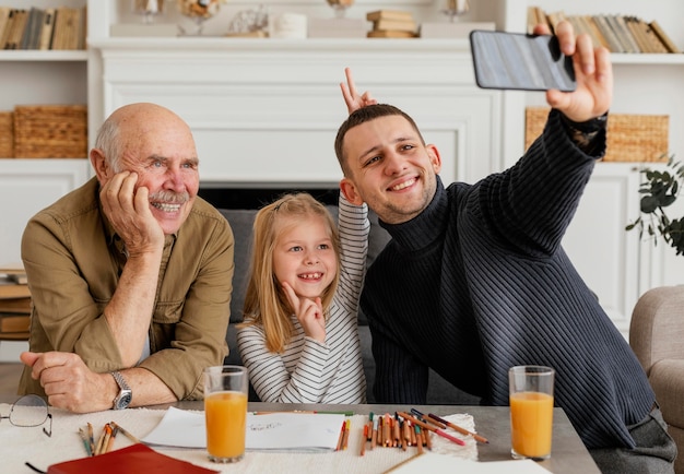 Foto middellange geschoten mannen en meisjes die selfie nemen