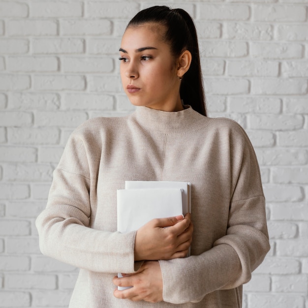 Middellange geschoten vrouw met boeken