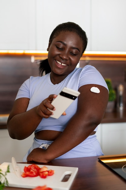 Foto middellange shot diabetesvrouw die haar glucoseniveau controleert