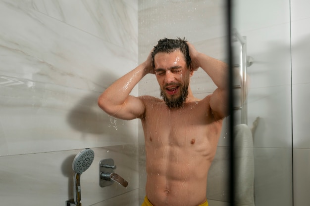 Foto middellange shot man die een douche neemt