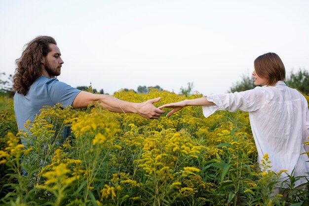 Foto middellange shot paar hand in hand