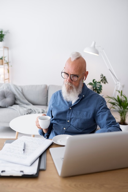 Foto middellange shot senior man met koffiekopje