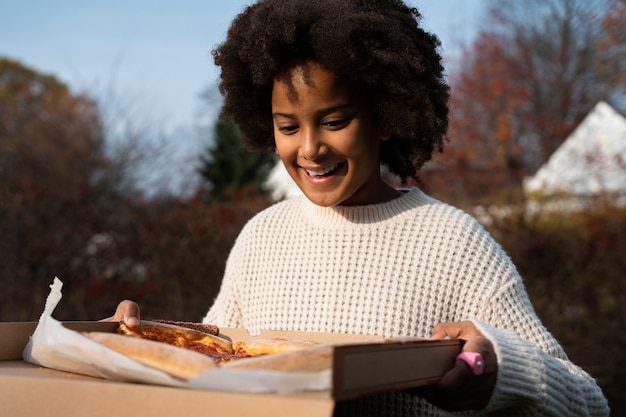 Middellange shot smiley vrouw met pizza