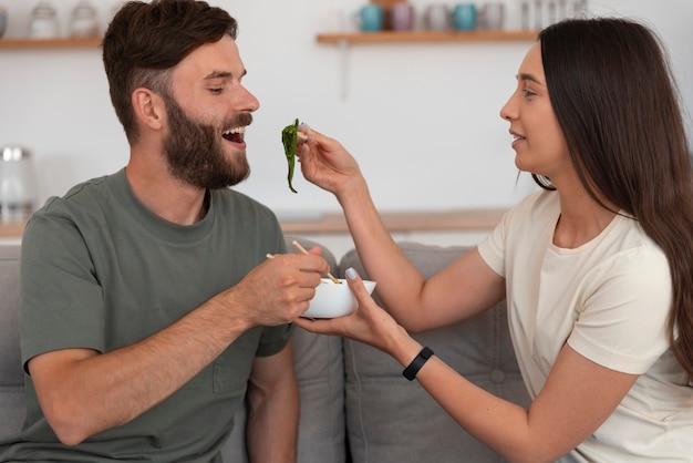 Middellange shot vrienden die zeewiersnacks eten