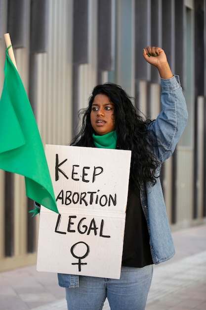 Foto middellange shot vrouw die buiten protesteert