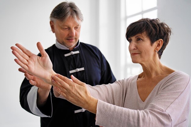 Foto middellange shot vrouw die tai chi leert