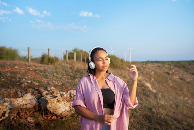 Foto middellange shot vrouw met koptelefoon