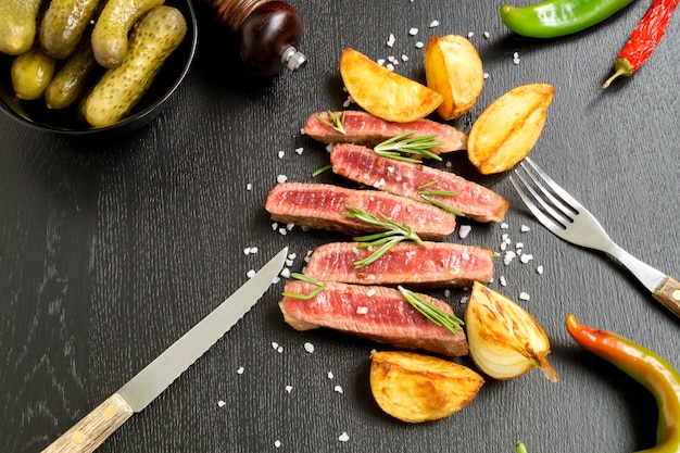 Middelmatig geroosterd vlees op de grill. op zwarte achtergrond.