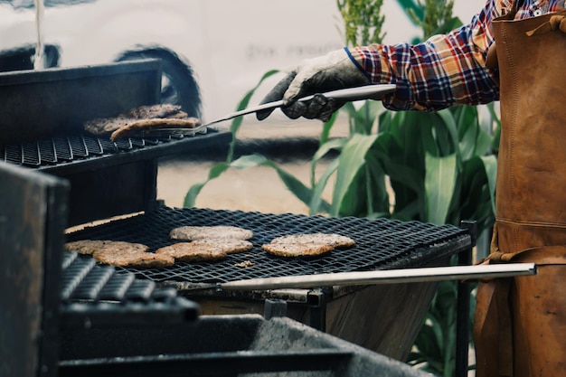 Middels sectie man bereidt eten voor op de barbecue grill