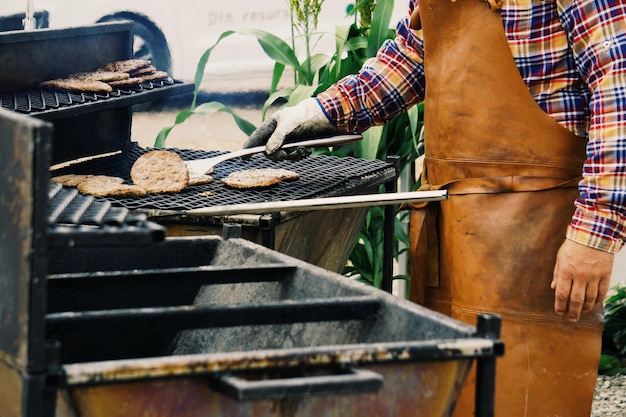 Middels sectie man bereidt eten voor op de barbecue grill