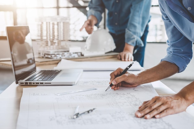 Middels sectie van ingenieurs die aan tafel werken