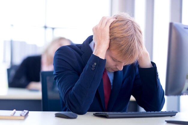 Foto middelscheiding van de persoon die aan tafel werkt