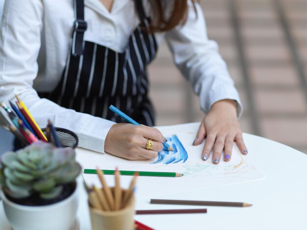 Middelscheiding van een vrouw die aan tafel werkt